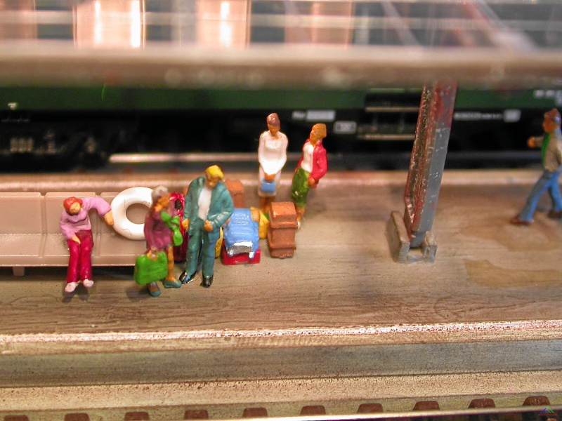 043 Szenen vom Gleis 2.JPG - Szene von Gleis 2: ab in den Urlaub mit Kind und Kegel